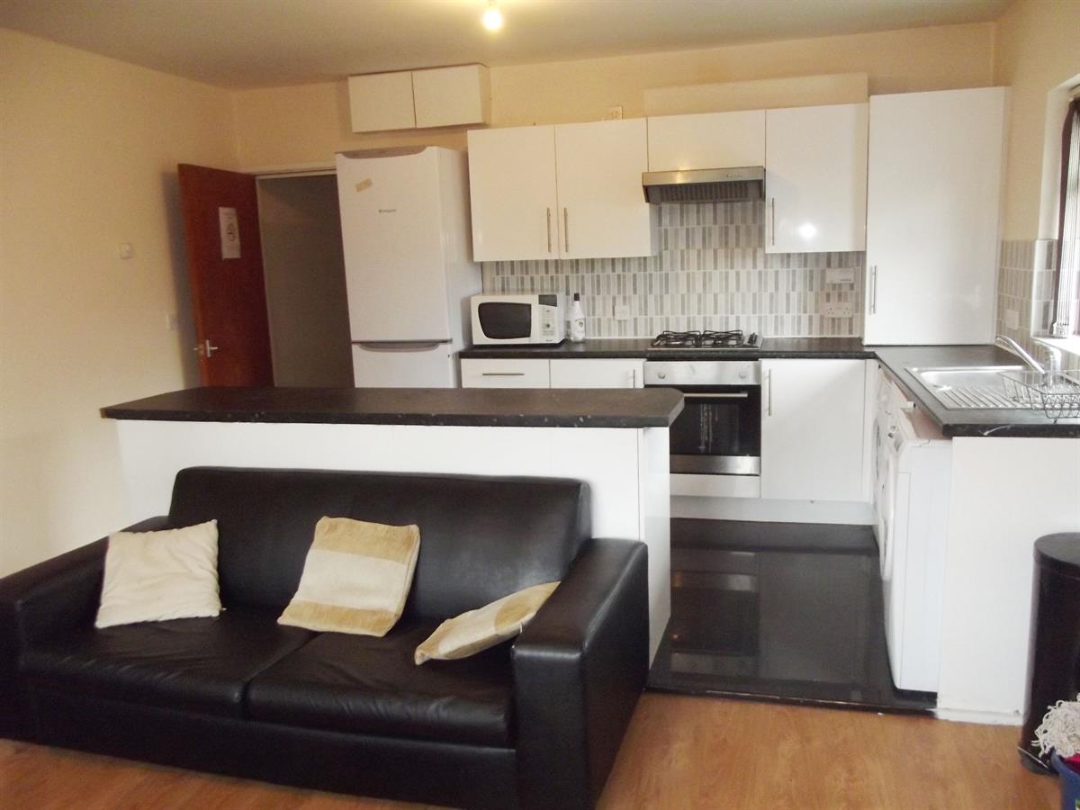 5 bed 1st Floor Flat for rent in Manchester. From Buraq Estates
