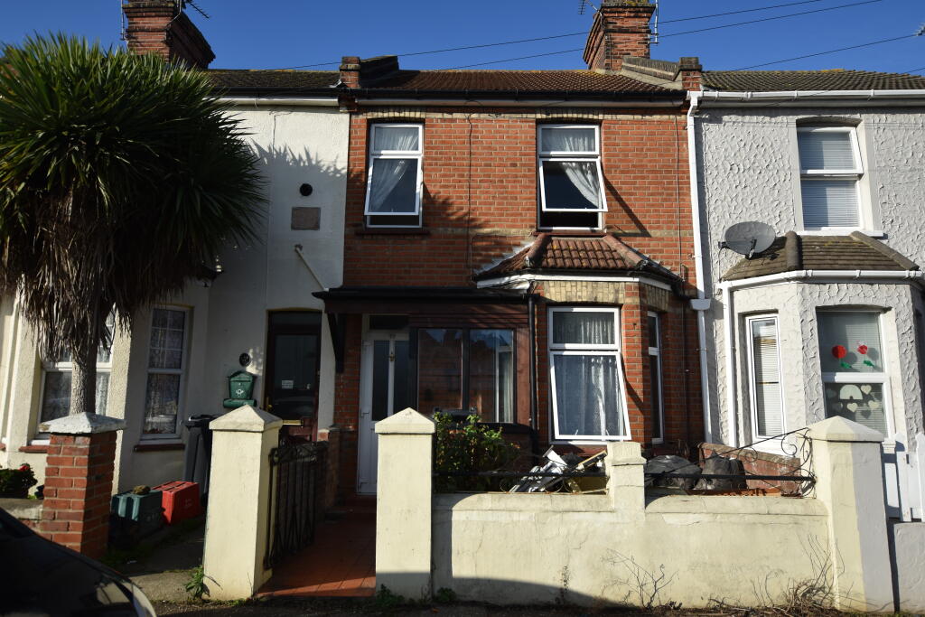 2 bed Mid Terraced House for rent in Clacton-on-Sea. From Leaders - Clacton