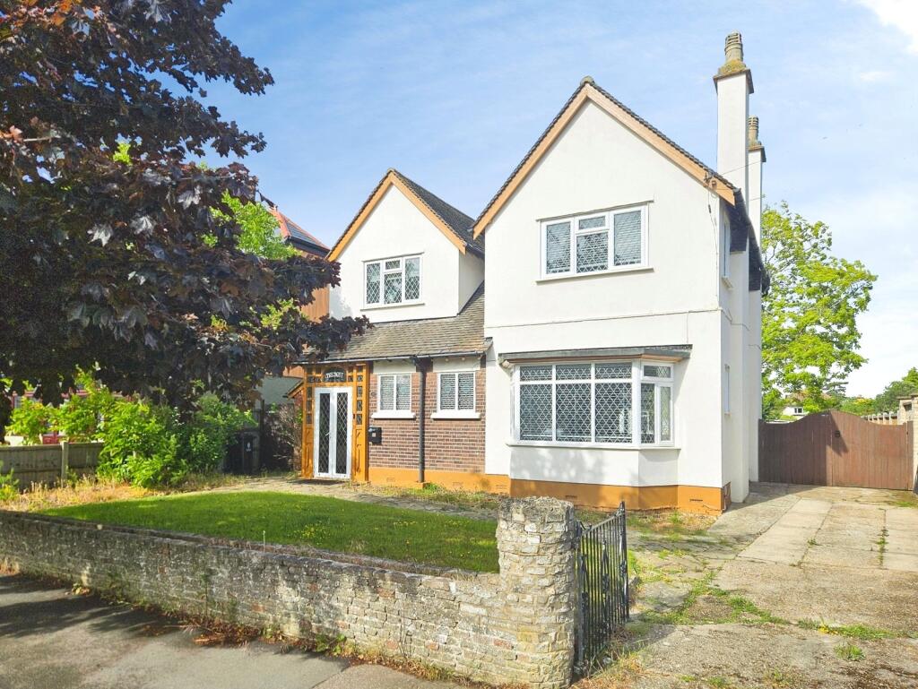 4 bed Detached for rent in Clacton-on-Sea. From Leaders Sales - Clacton-On-Sea