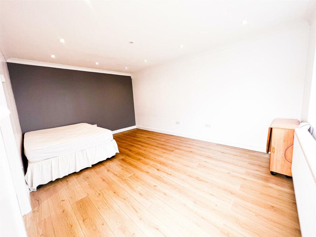 2 bed Flat for rent in Woodford. From Birchills Estate Agents