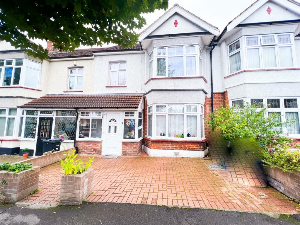 5 bed Mid Terraced House for rent in Wanstead. From Birchills Estate Agents