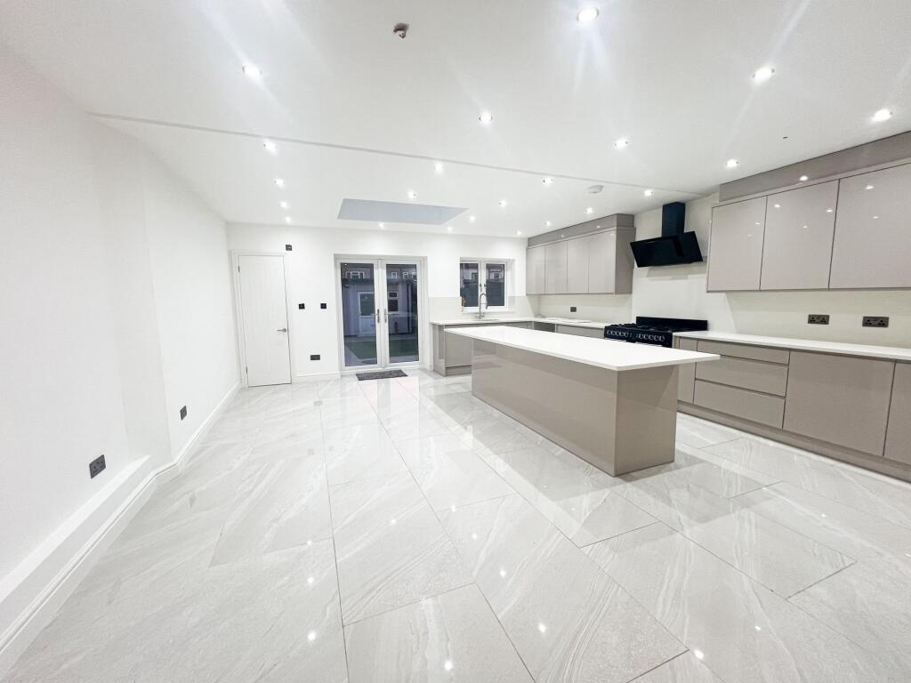 5 bed Mid Terraced House for rent in Ilford. From Birchills - London
