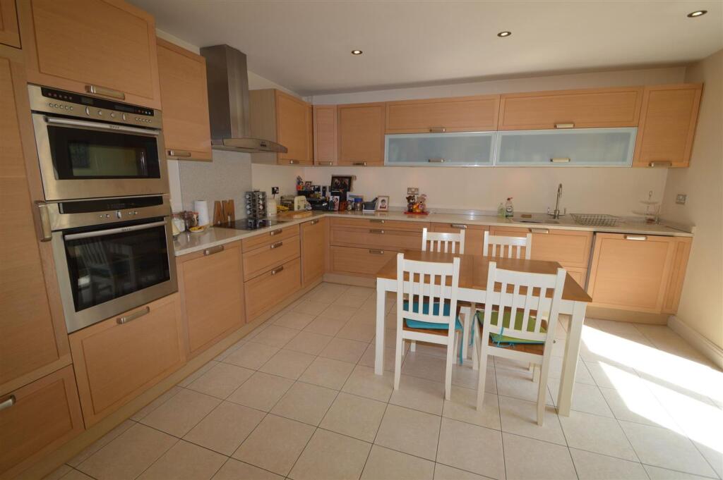 3 bed Detached for rent in London. From Birchills - London