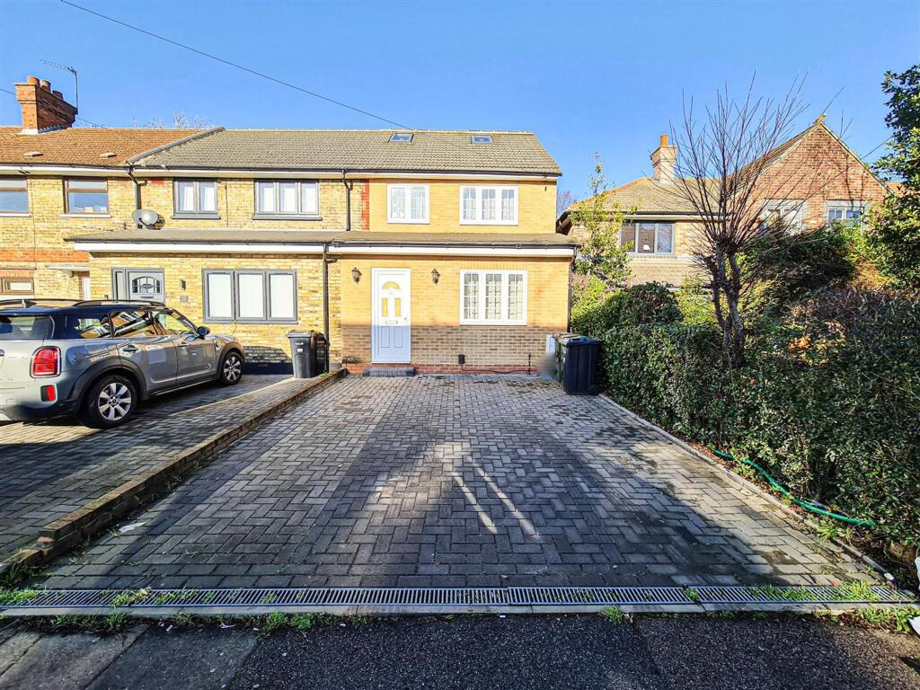 5 bed Detached for rent in Ilford. From Birchills - London
