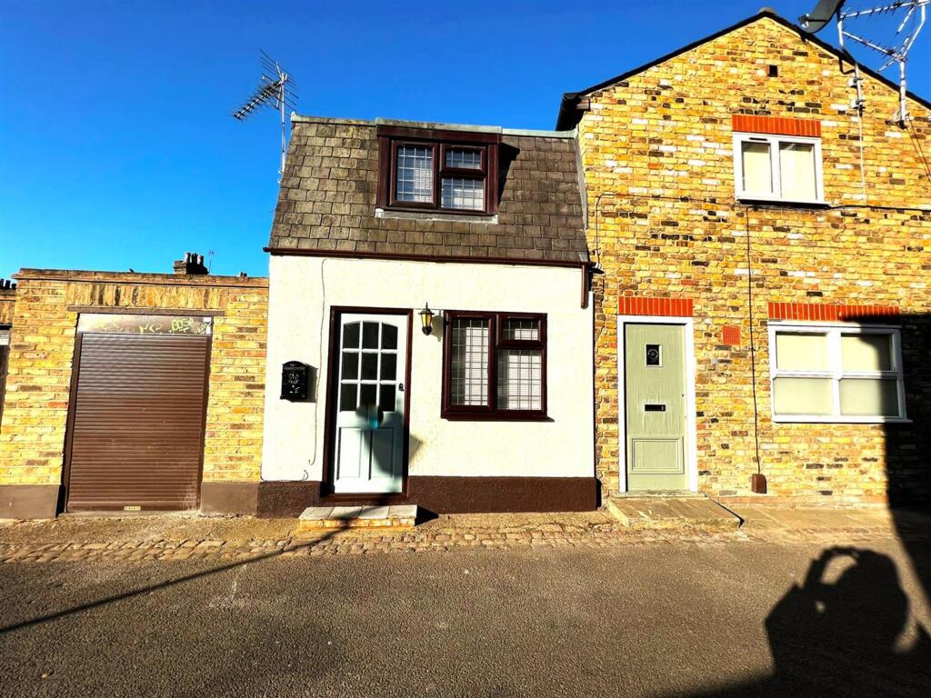 1 bed Mid Terraced House for rent in Wanstead. From Birchills - London