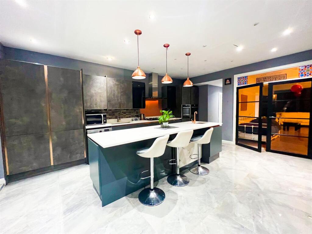 4 bed Mid Terraced House for rent in Ilford. From Birchills - London 4 bed Mid Terraced House for rent in Ilford. From Birchills - London