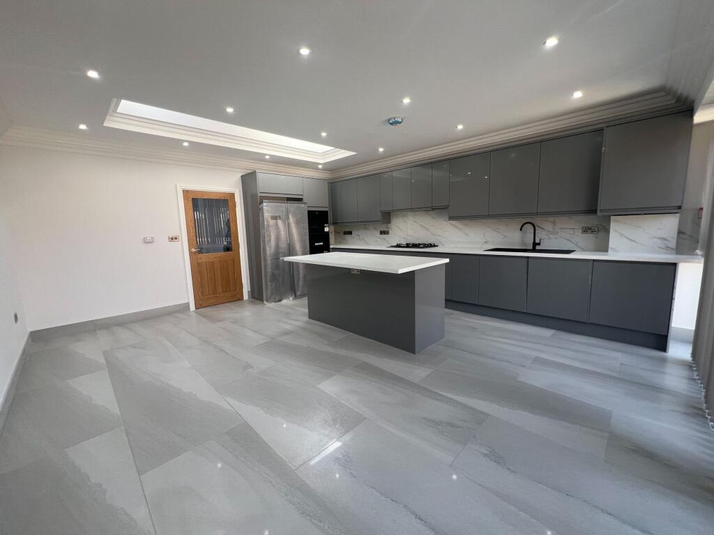 4 bed Detached for rent in London. From Birchills - London