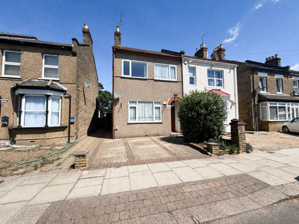 4 bed Mid Terraced House for rent in Waltham Cross. From Birchills - London 4 bed Mid Terraced House for rent in Waltham Cross. From Birchills - London