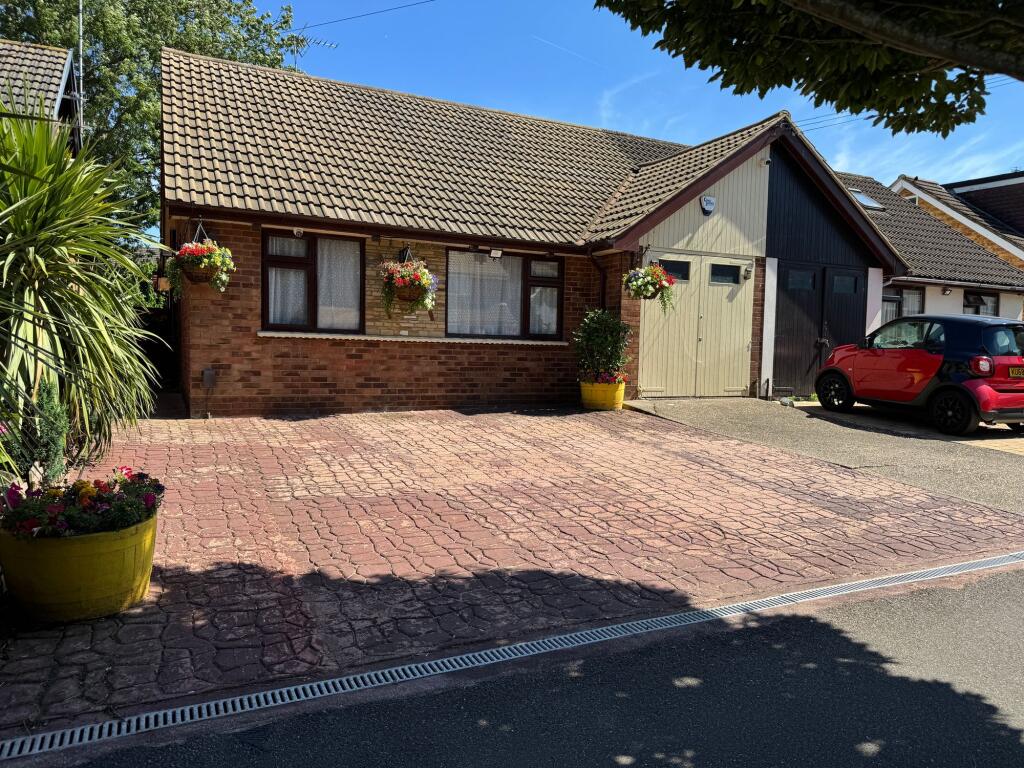 2 bed Semi-detached bungalow for rent in Theydon Bois. From Birchills - London