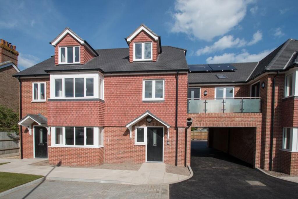 2 bed 1st Floor Flat for rent in Fontwell. From Crossmeads - Chichester