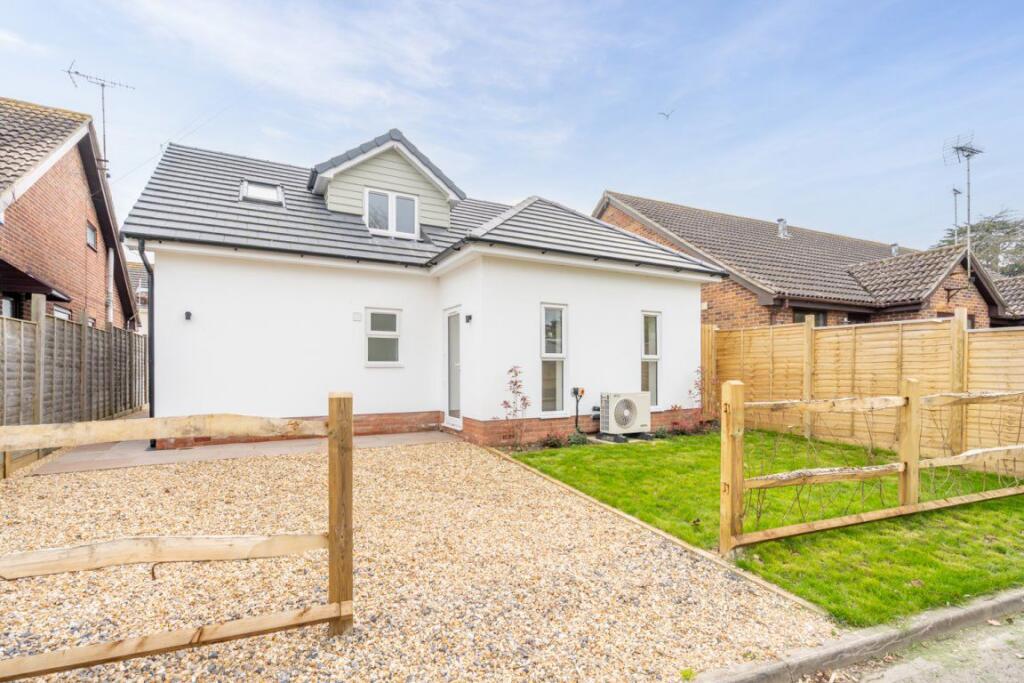 2 bed Bungalow for rent in Flansham. From Crossmeads - Chichester