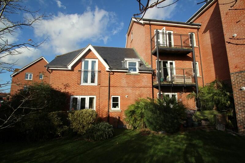 2 bed Apartment for rent in Peel Common. From Chapplins Estate Agents - Fareham