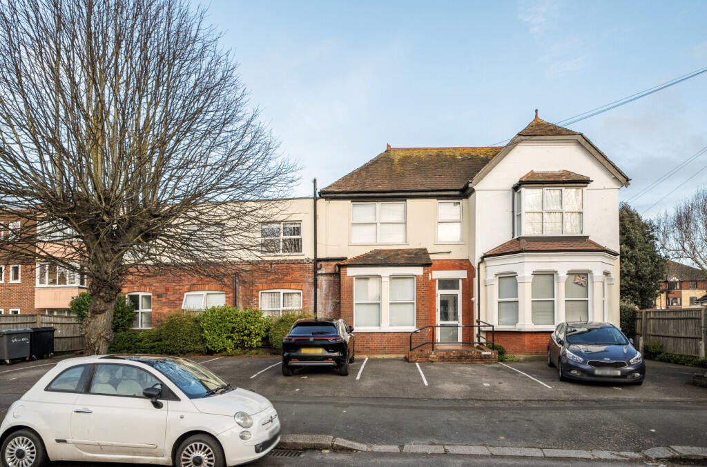 4 bed 1st Floor Flat for rent in Bognor Regis. From Michael Jones & Company - New Homes
