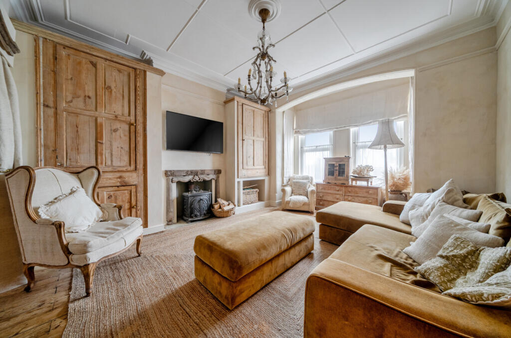 5 bed Mid Terraced House for rent in Worthing. From Michael Jones & Company - New Homes 5 bed Mid Terraced House for rent in Worthing. From Michael Jones & Company - New Homes