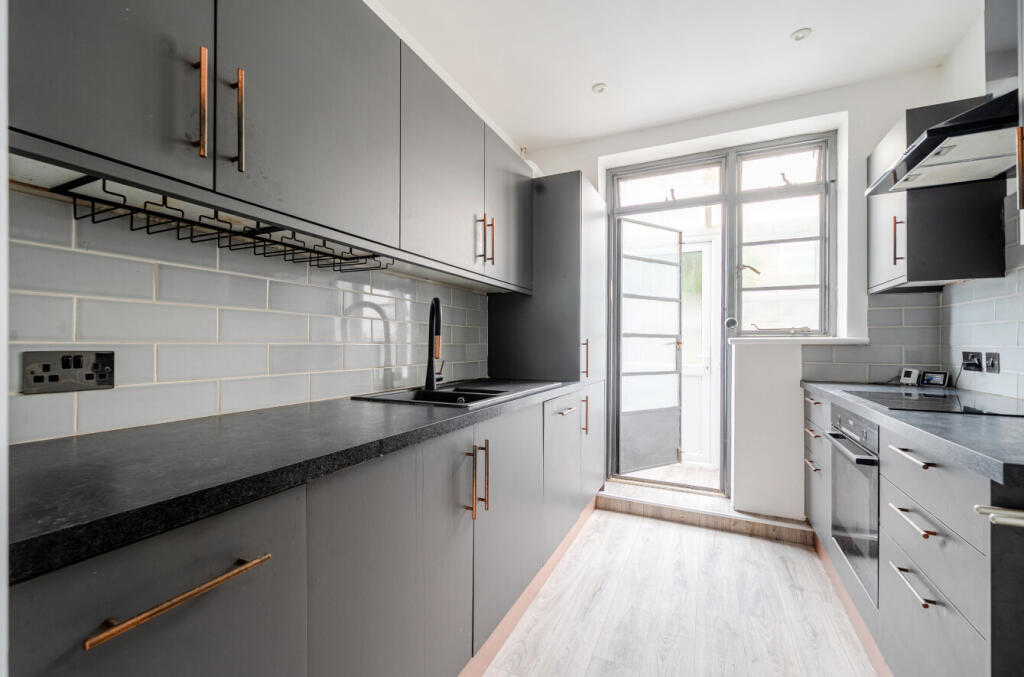 3 bed 1st Floor Flat for rent in Worthing. From Michael Jones & Company - New Homes 3 bed 1st Floor Flat for rent in Worthing. From Michael Jones & Company - New Homes