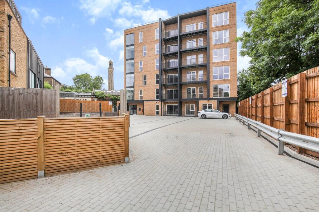 2 bed Apartment for rent in Brentford. From The Frost Partnership - Slough