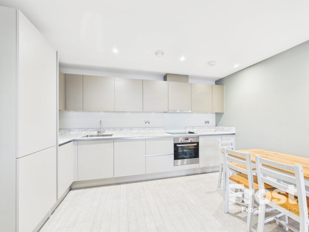2 bed Apartment for rent in Farnham Royal. From The Frost Partnership - Slough