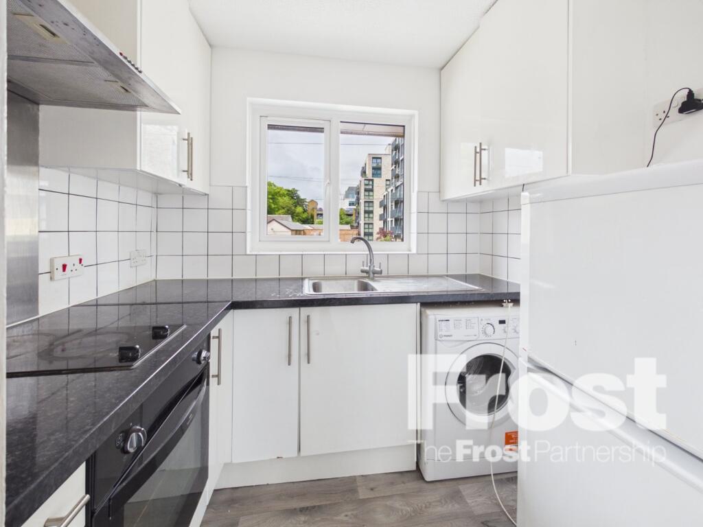 4 bed Studio for rent in Slough. From The Frost Partnership - Slough 4 bed Studio for rent in Slough. From The Frost Partnership - Slough