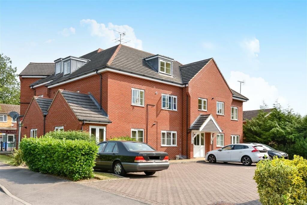 2 bed Apartment for rent in Crowthorne. From Frank Schippers Estate Agents