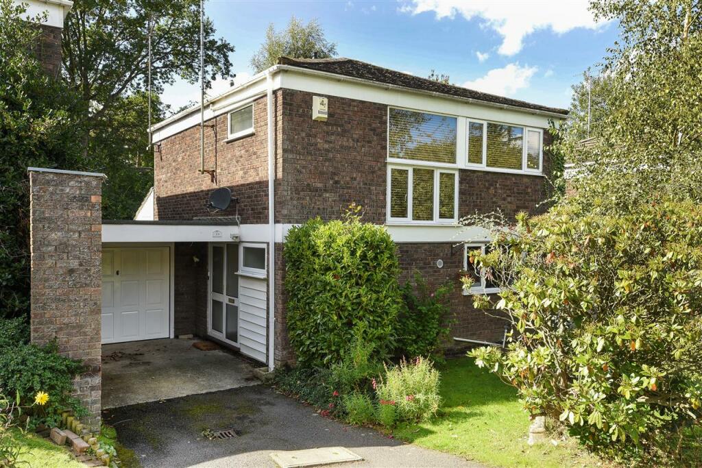 3 bed Detached House for rent in Crowthorne. From Frank Schippers Estate Agents