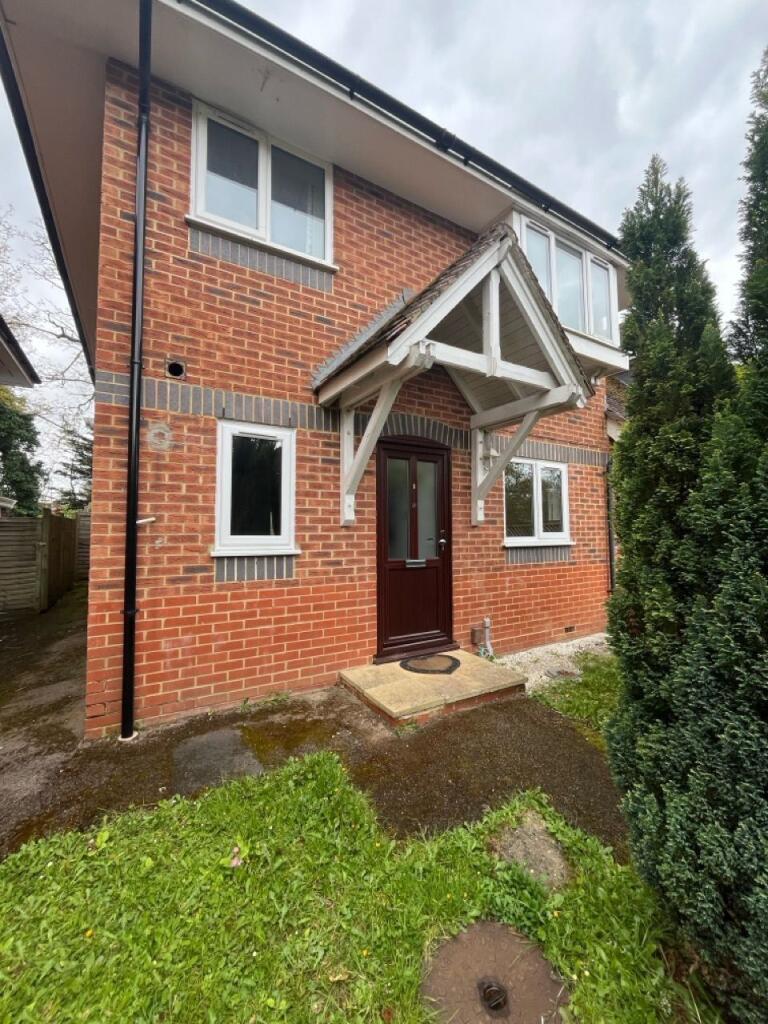 3 bed End of Terrace for rent in Crowthorne. From Frank Schippers - Crowthorne