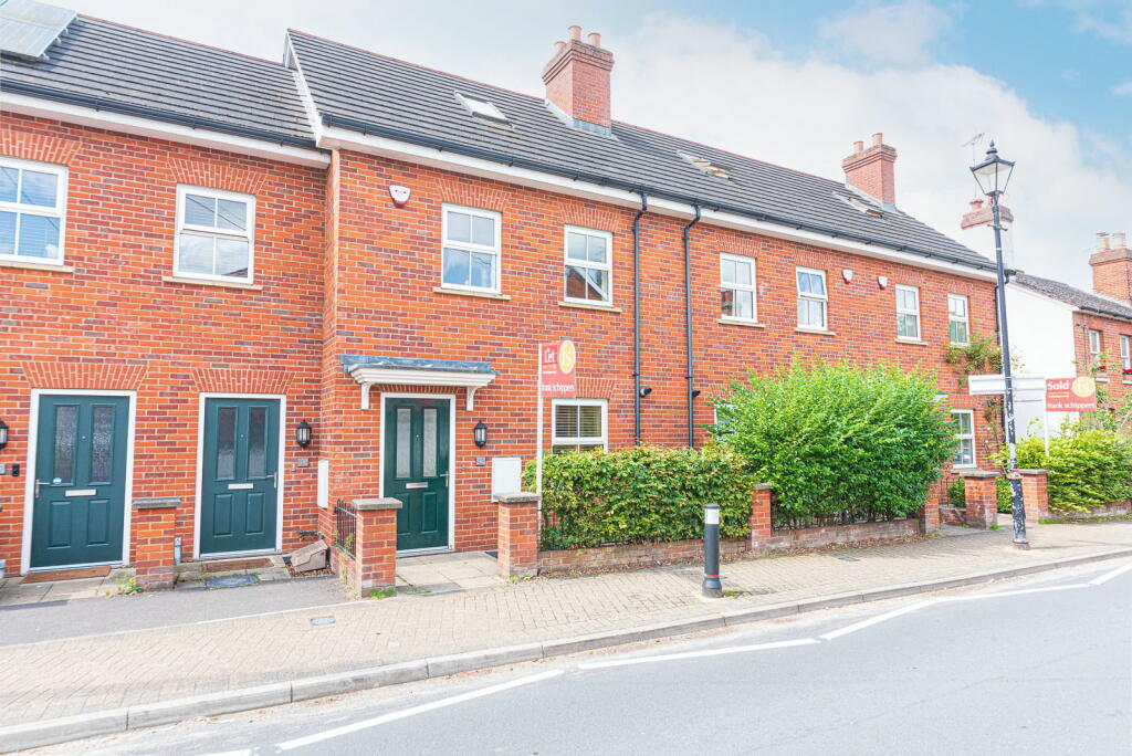 4 bed Mid Terraced House for rent in Crowthorne. From Frank Schippers - Crowthorne
