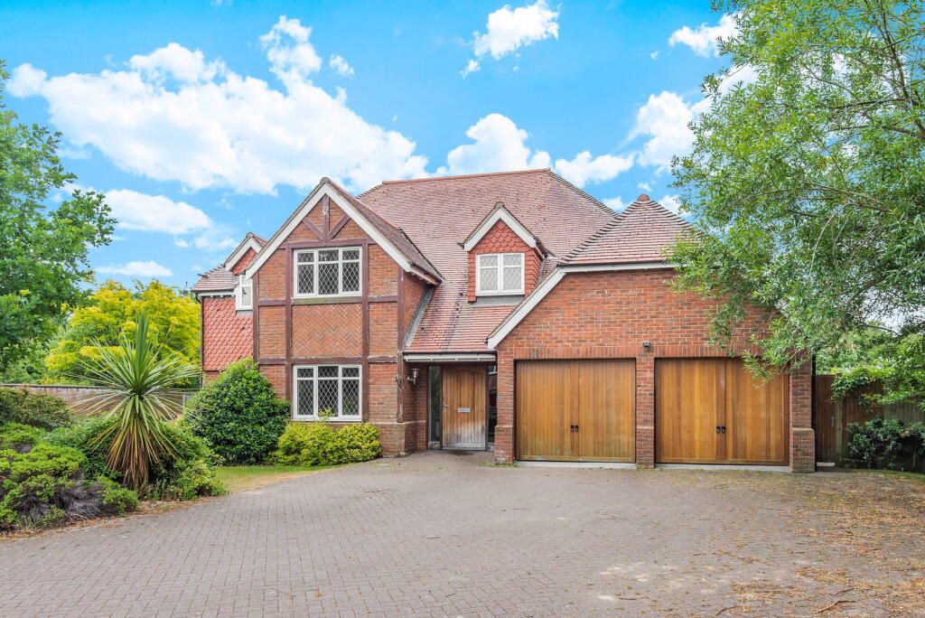 5 bed Detached for rent in Eversley. From Frank Schippers - Crowthorne