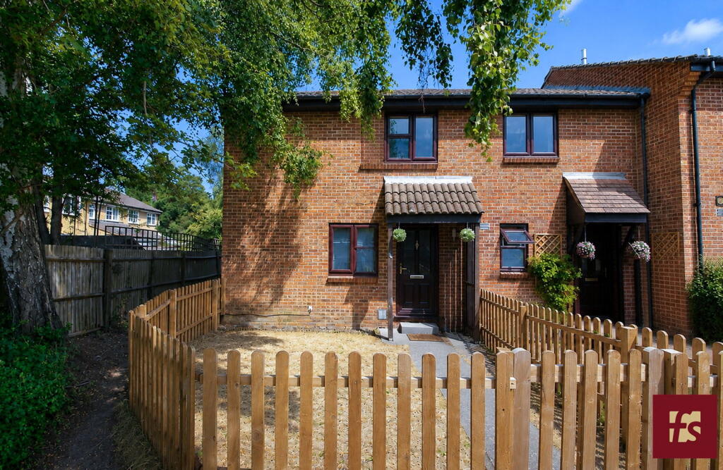1 bed Mid Terraced House for rent in Bracknell. From Frank Schippers - Crowthorne