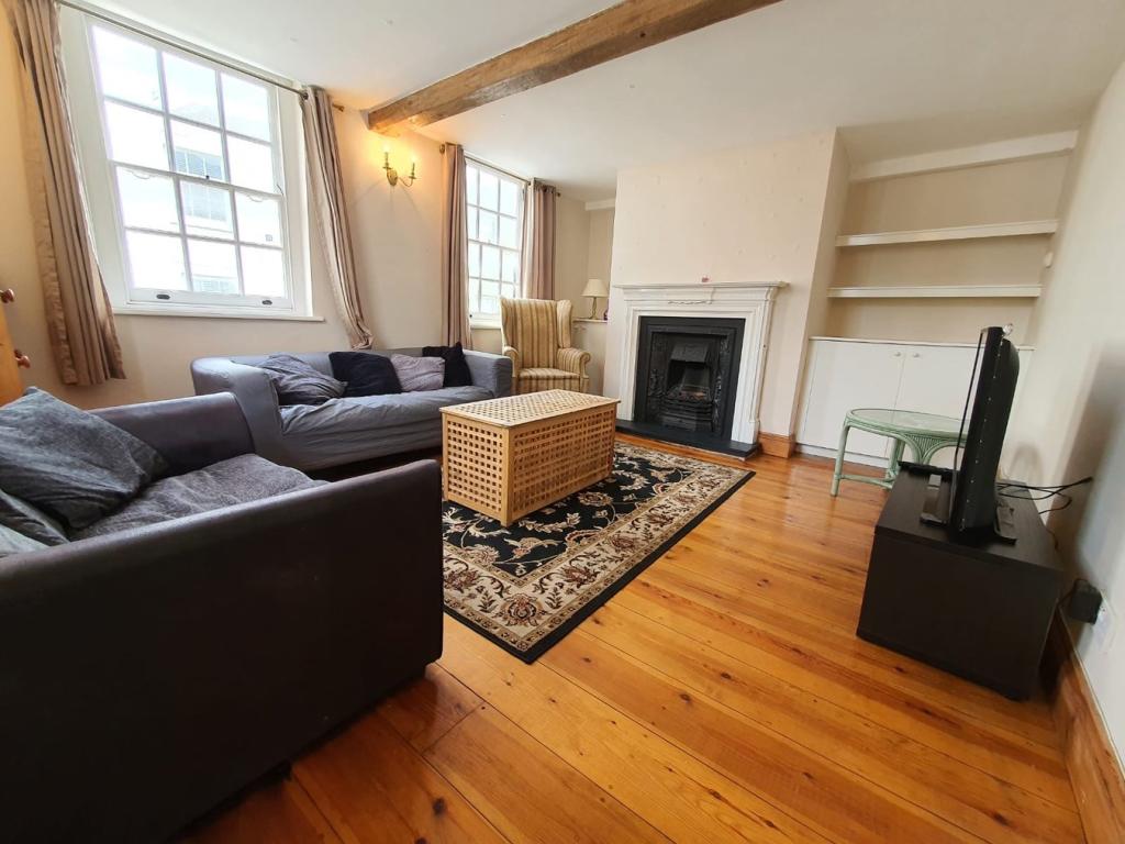 5 bed Mid Terraced House for rent in Canterbury. From Absolute Living