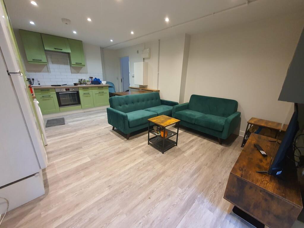 5 bed Town House for rent in Canterbury. From Absolute Living