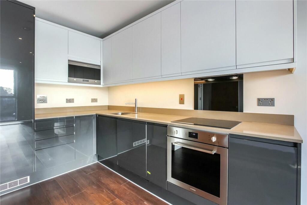 2 bed Apartment for rent in Southall. From Strawberry Star Lettings & Sales - Royal Docks