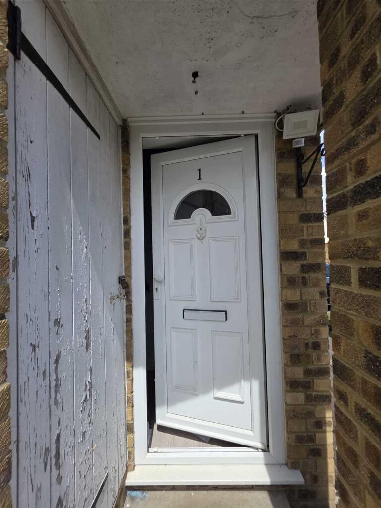 2 bed 1st Floor Flat for rent in Ruislip. From Masons Property Services - Edmonton