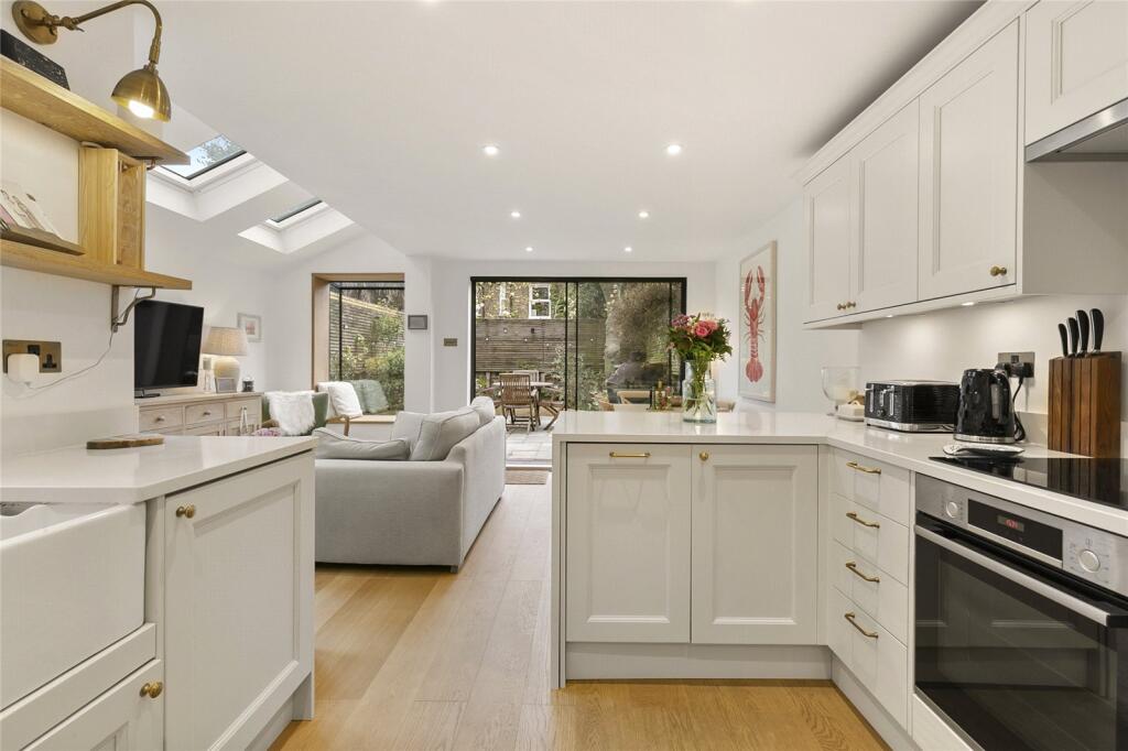 2 bed Apartment for rent in Battersea. From Rampton Baseley - Northcote Road