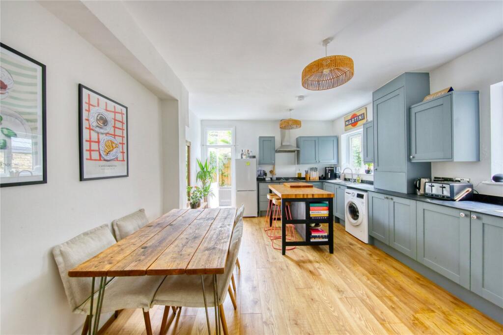 2 bed Apartment for rent in Fulham. From Rampton Baseley - Northcote Road