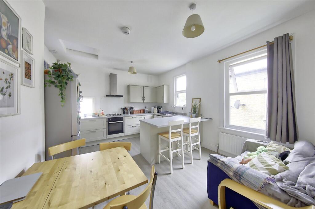 4 bed Apartment for rent in Fulham. From Rampton Baseley - Northcote Road