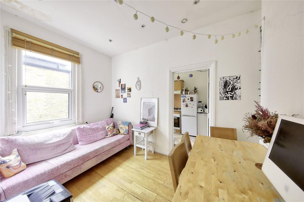 4 bed Apartment for rent in Fulham. From Rampton Baseley - Northcote Road