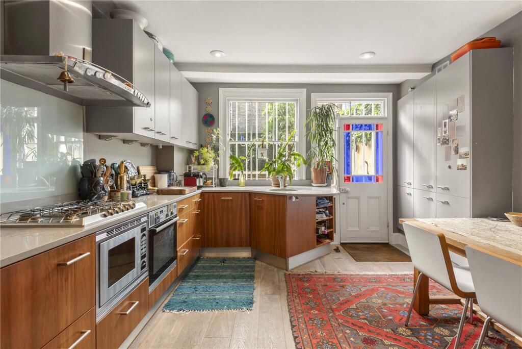 2 bed Apartment for rent in Battersea. From Rampton Baseley - Northcote Road