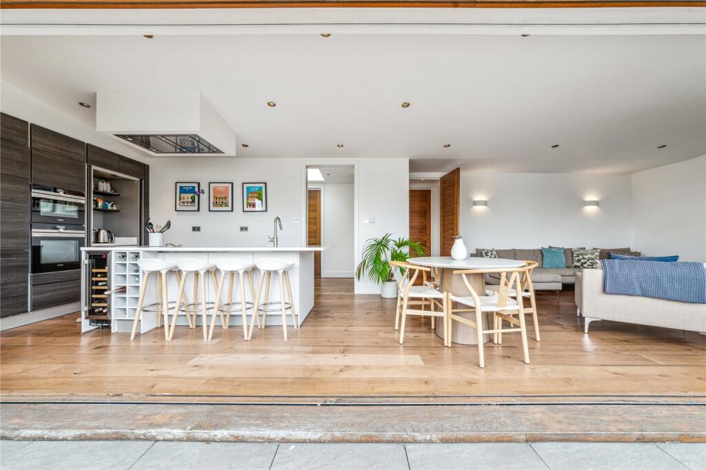 2 bed Penthouse for rent in Clapham. From Rampton Baseley - Northcote Road 2 bed Penthouse for rent in Clapham. From Rampton Baseley - Northcote Road
