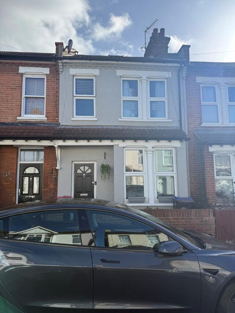 3 bed Mid Terraced House for rent in Southend-on-Sea. From Essex Property Centre - Westcliff-on-Sea