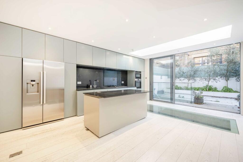 6 bed Mid Terraced House for rent in London. From Marsh & Parsons - Fulham