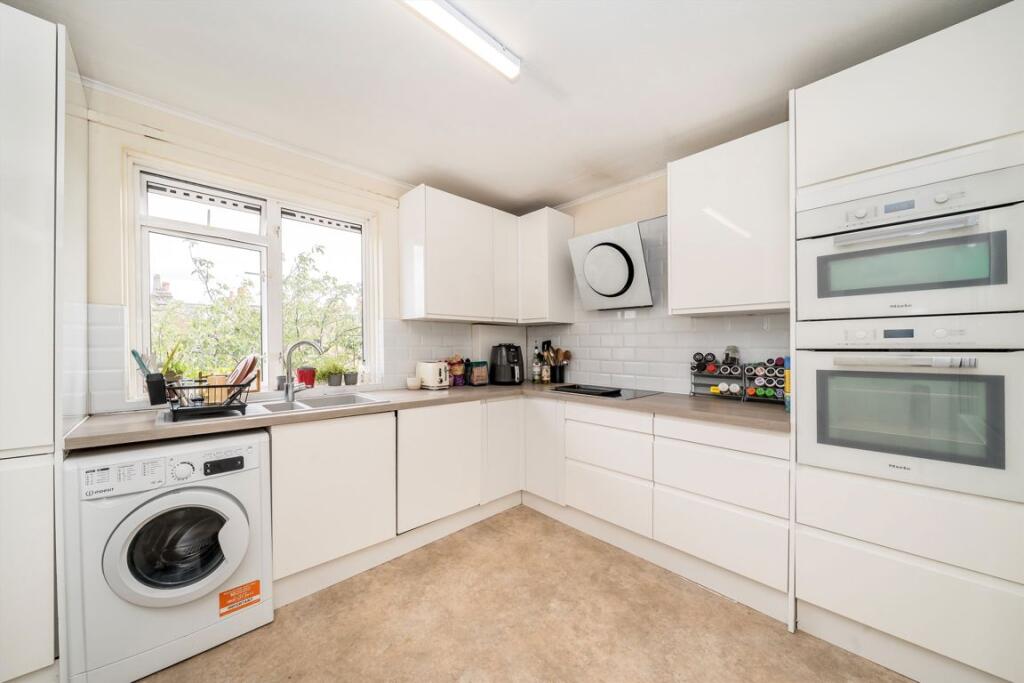 3 bed 1st Floor Flat for rent in London. From Marsh & Parsons - Fulham
