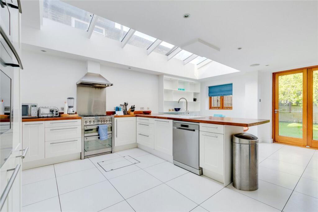 3 bed Mid Terraced House for rent in Fulham. From Marsh & Parsons - Fulham