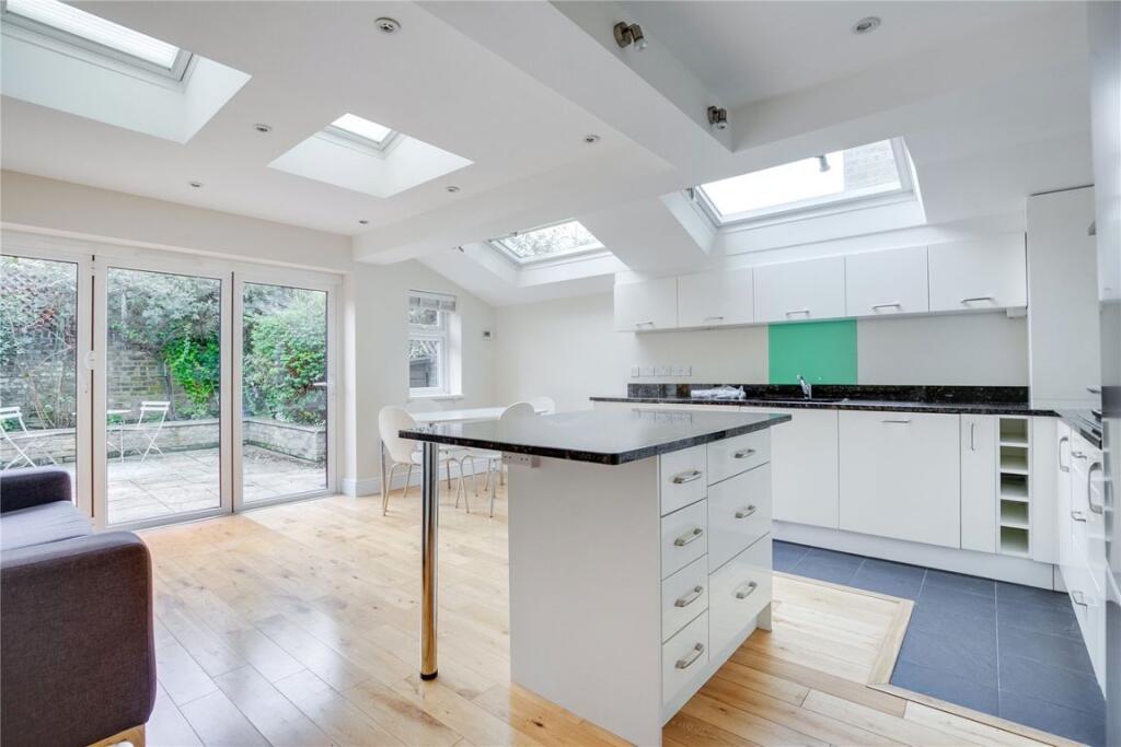 2 bed 1st Floor Flat for rent in Fulham. From Marsh & Parsons - Fulham