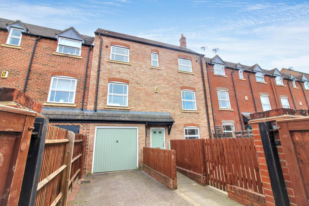 3 bed Town House for rent in Aylesbury. From Hillyards Estate Agents - Aylesbury