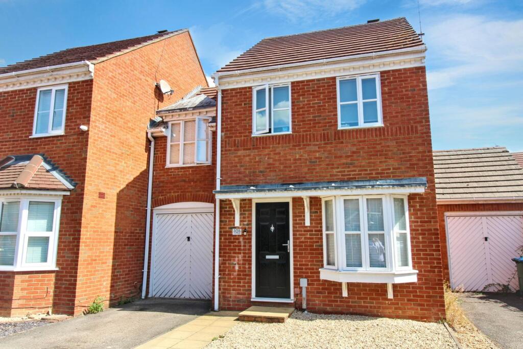 3 bed Link detached for rent in Aylesbury. From Hillyards Estate Agents - Aylesbury