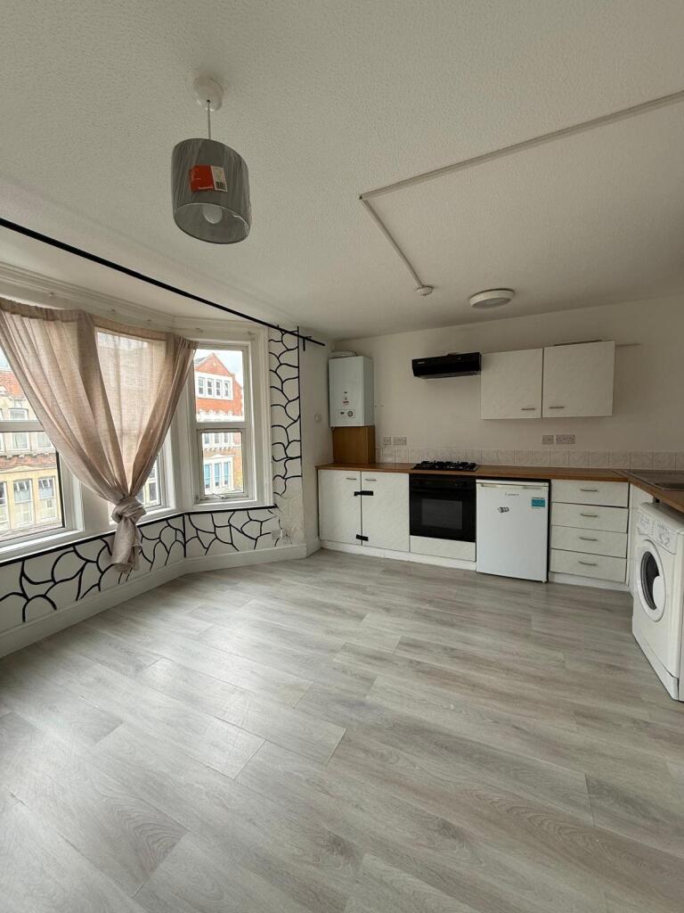 1 bed 1st Floor Flat for rent in Woodford. From Waltham Estates
