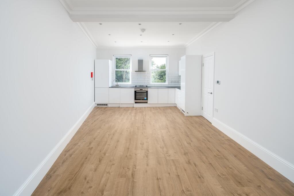 2 bed 1st Floor Flat for rent in Walthamstow. From Waltham Estates