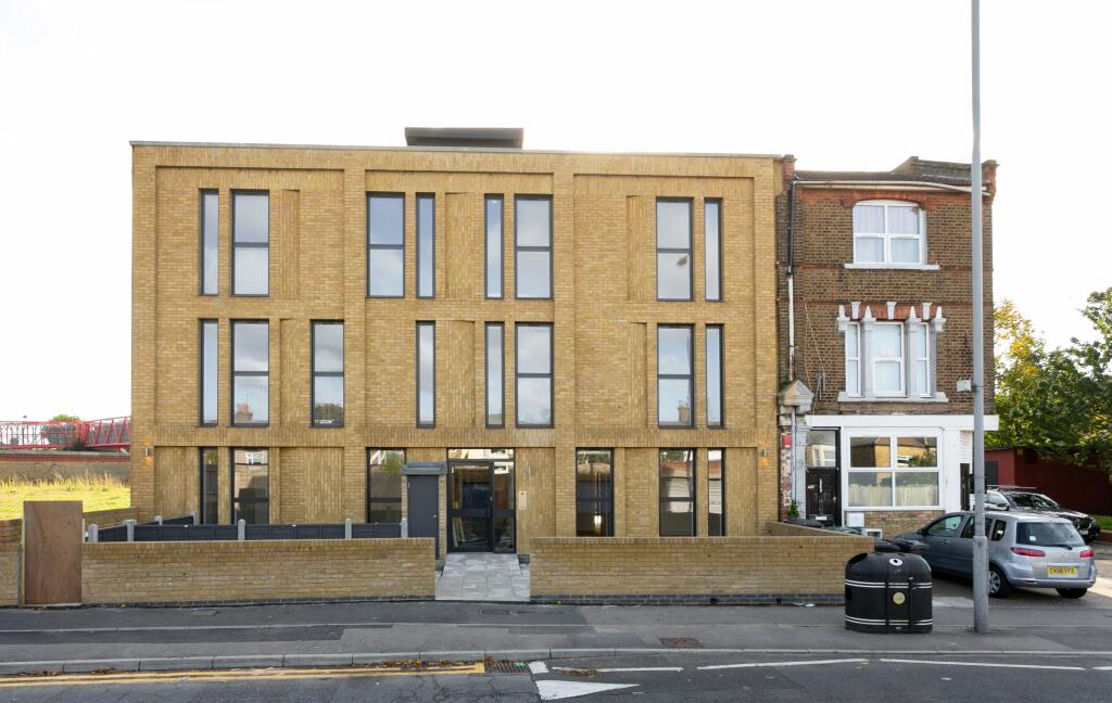 2 bed 1st Floor Flat for rent in Wanstead. From Waltham Estates
