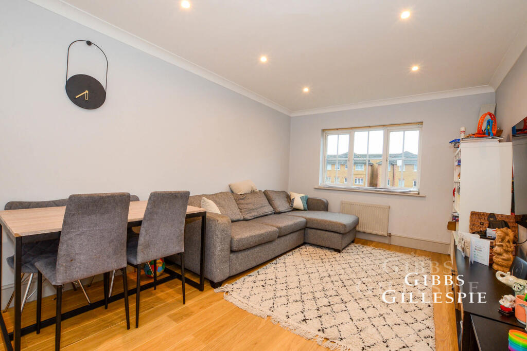 2 bed 1st Floor Flat for rent in Pinner. From Gibbs Gillespie - Harrow Sales 2 bed 1st Floor Flat for rent in Pinner. From Gibbs Gillespie - Harrow Sales