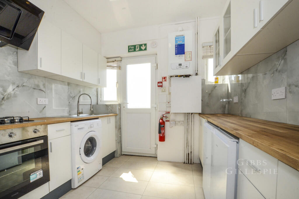 5 bed 1st Floor Flat for rent in Pinner. From Gibbs Gillespie - Harrow Sales